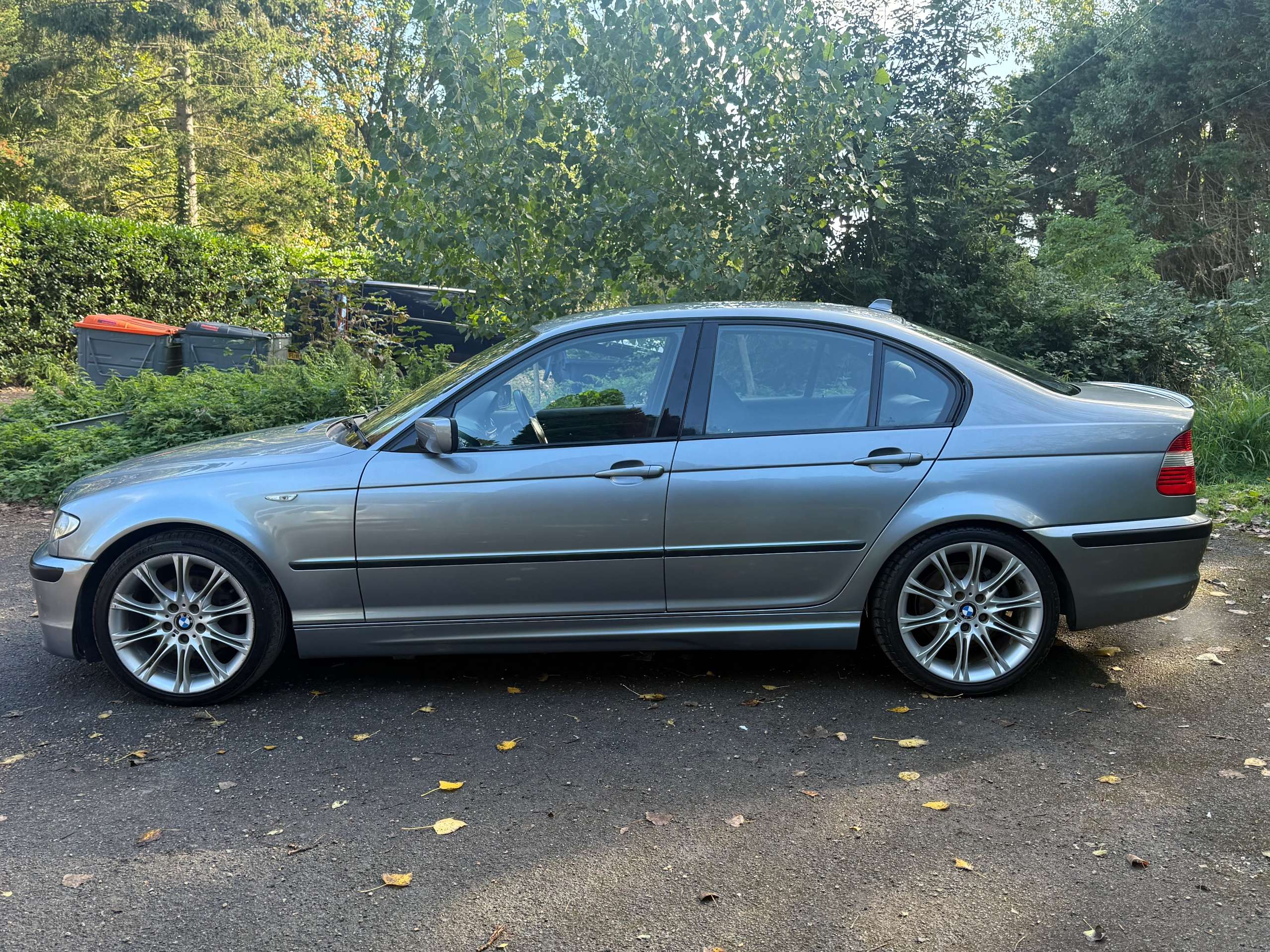 A 2003 BMW 3 SERIES 2.5 325i Sport Saloon 4dr Petrol Automatic (229 g/km, 192 bhp) A 2003 BMW 3 SERIES 2.5 325i Sport Saloon 4dr Petrol Automatic (229 g/km, 192 bhp)