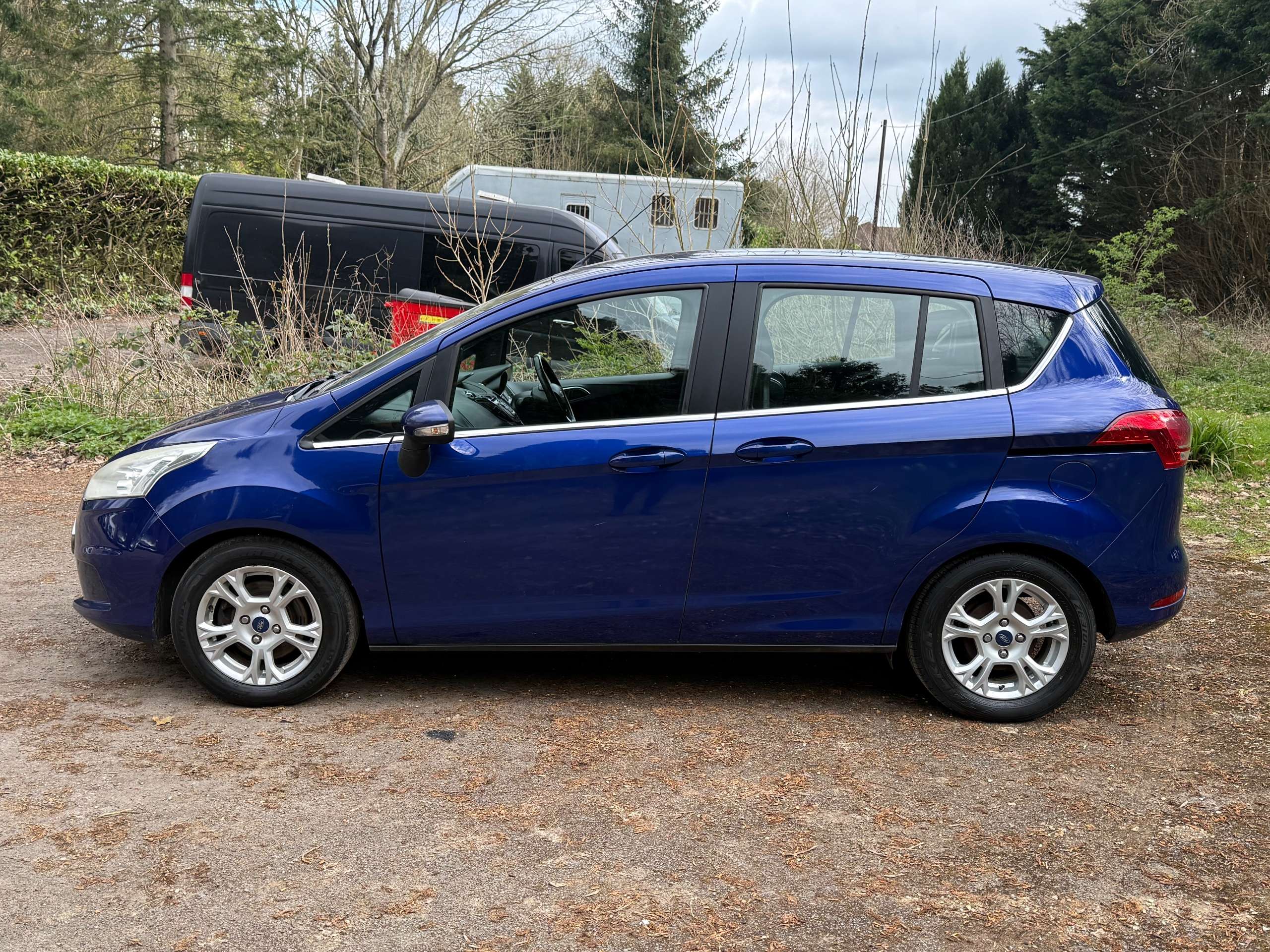 A 2015 FORD B-MAX 1.0T EcoBoost Zetec MPV 5dr Petrol Manual Euro 5 (100 ps) A 2015 FORD B-MAX 1.0T EcoBoost Zetec MPV 5dr Petrol Manual Euro 5 (100 ps)