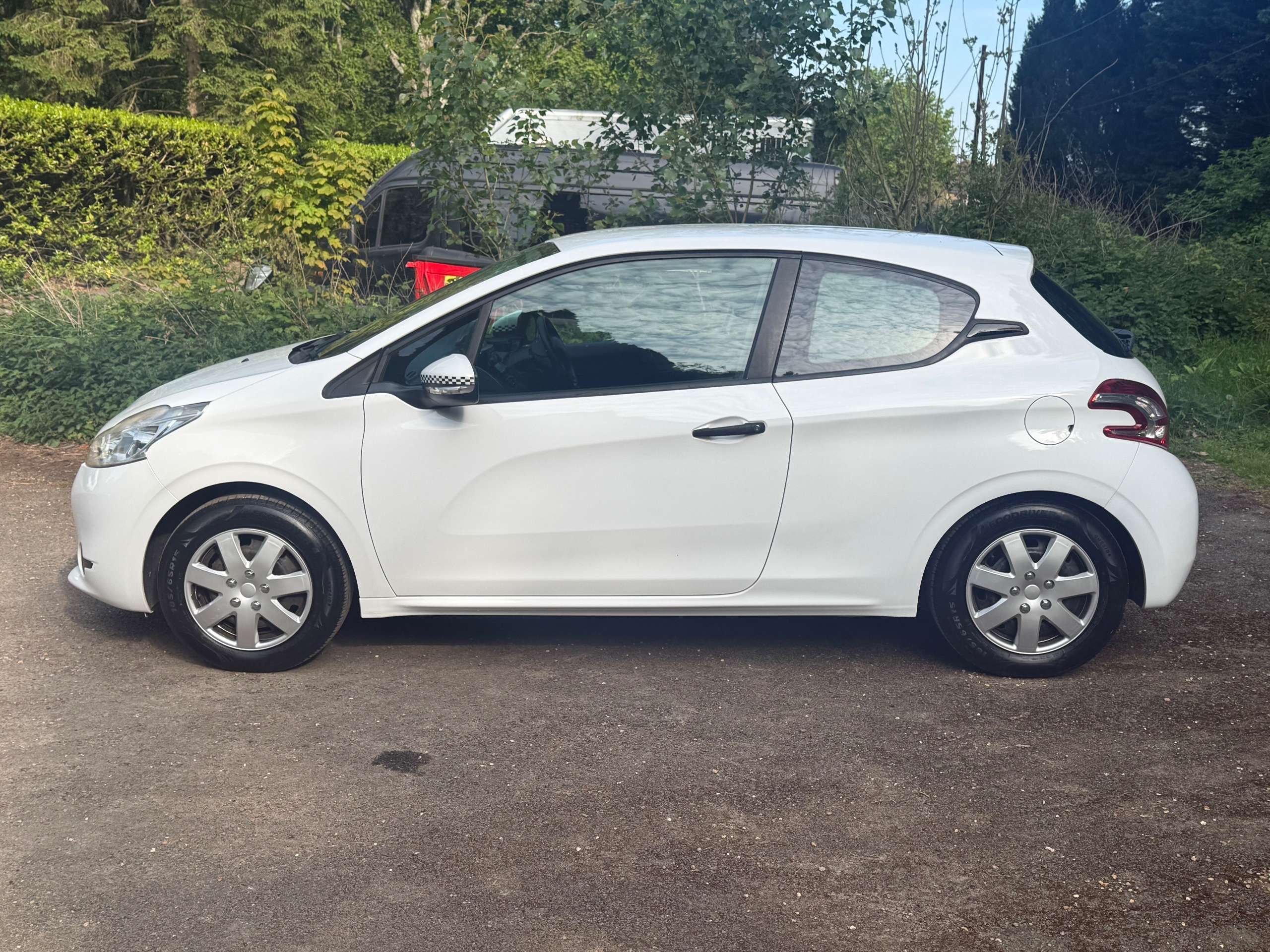 A 2012 PEUGEOT 208 1.0 VTi Access Hatchback 3dr Petrol Manual Euro 5 (68 ps) A 2012 PEUGEOT 208 1.0 VTi Access Hatchback 3dr Petrol Manual Euro 5 (68 ps)
