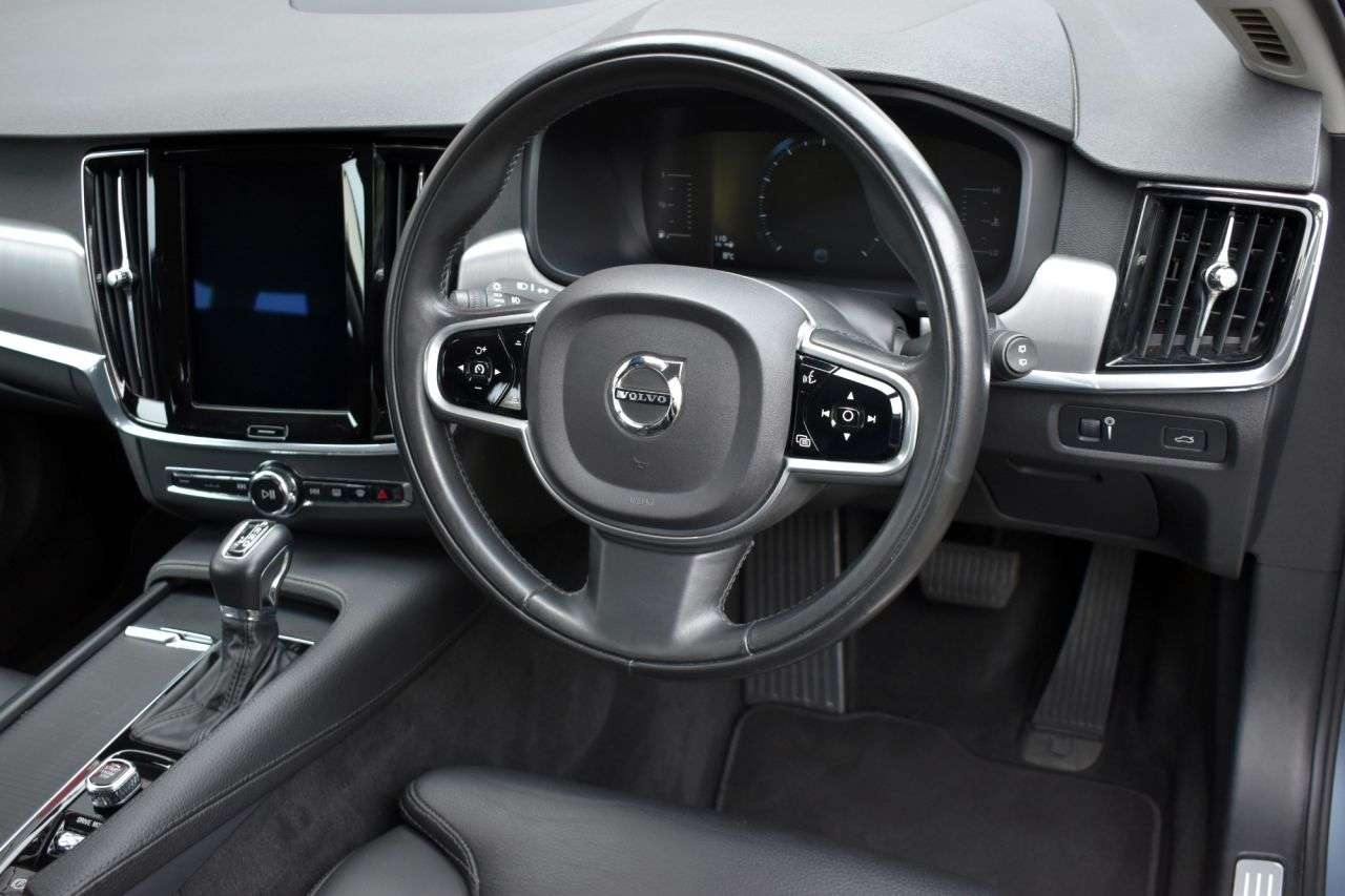 2017 VOLVO V90 2017 VOLVO V90