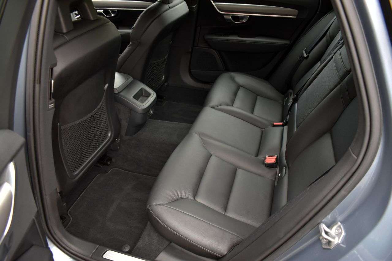 2017 VOLVO V90 2017 VOLVO V90