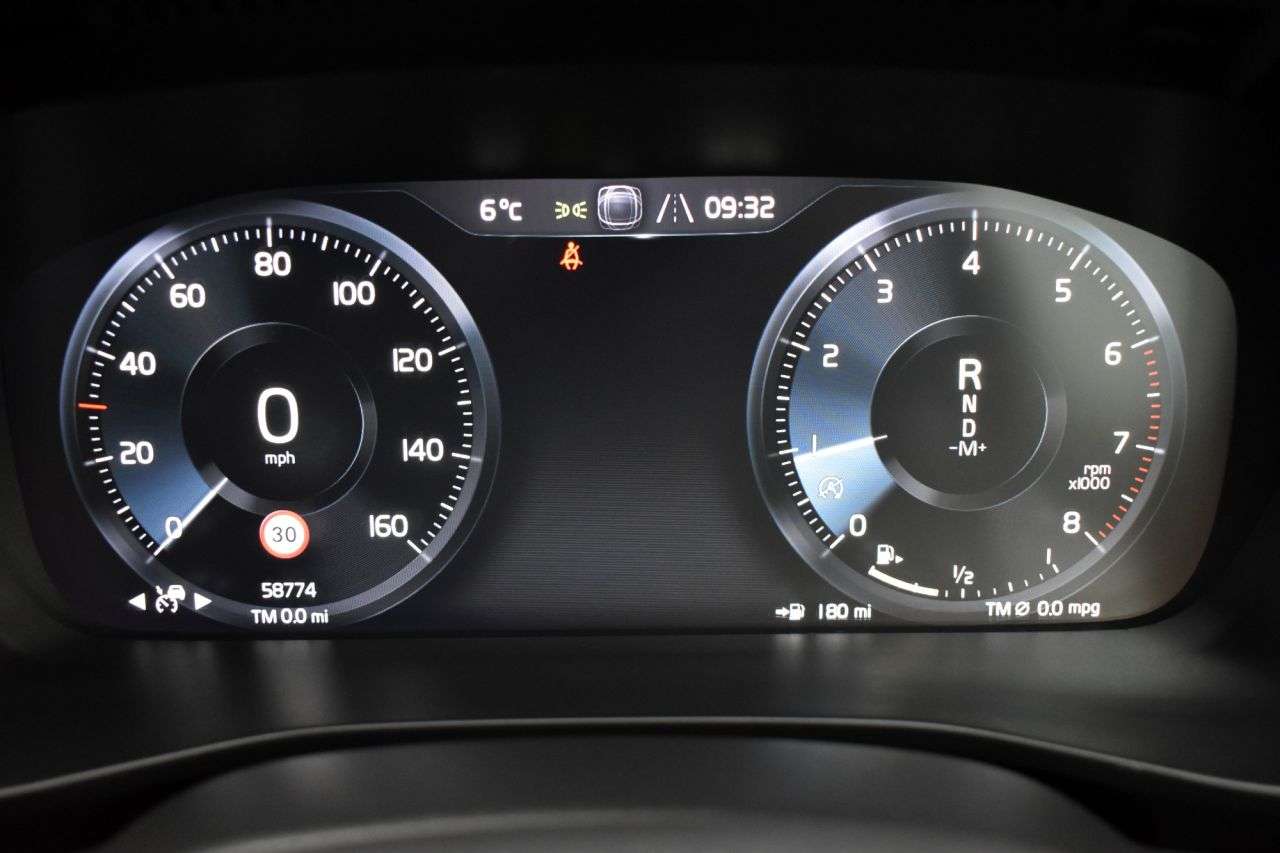 2020 VOLVO XC40 2020 VOLVO XC40