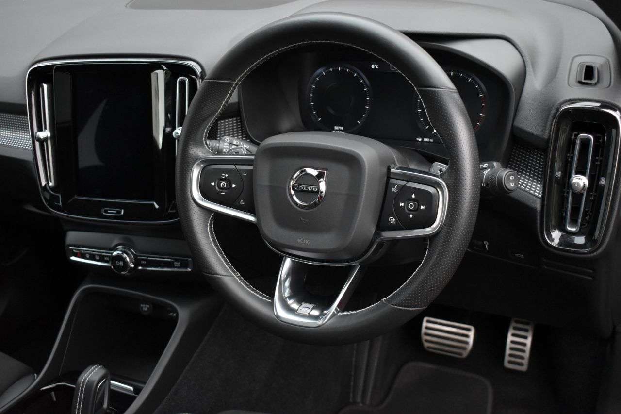 2020 VOLVO XC40 2020 VOLVO XC40