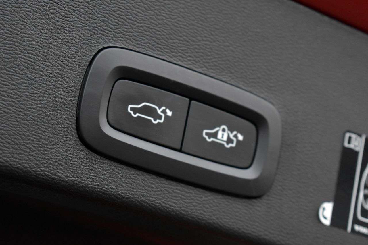 2020 VOLVO XC40 2020 VOLVO XC40