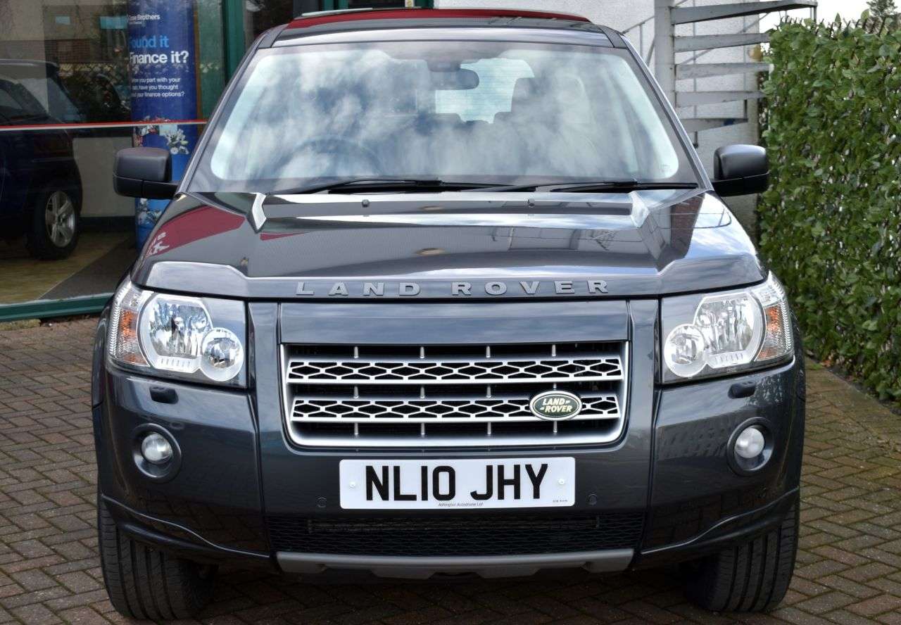 A 2010 LAND ROVER FREELANDER 2 2.2 TD4 HSE 5 DOOR AUTO 4WD 158 BHP Sat Nav / Twin Sunroof / Park Asst A 2010 LAND ROVER FREELANDER 2 2.2 TD4 HSE 5 DOOR AUTO 4WD 158 BHP Sat Nav / Twin Sunroof / Park Asst