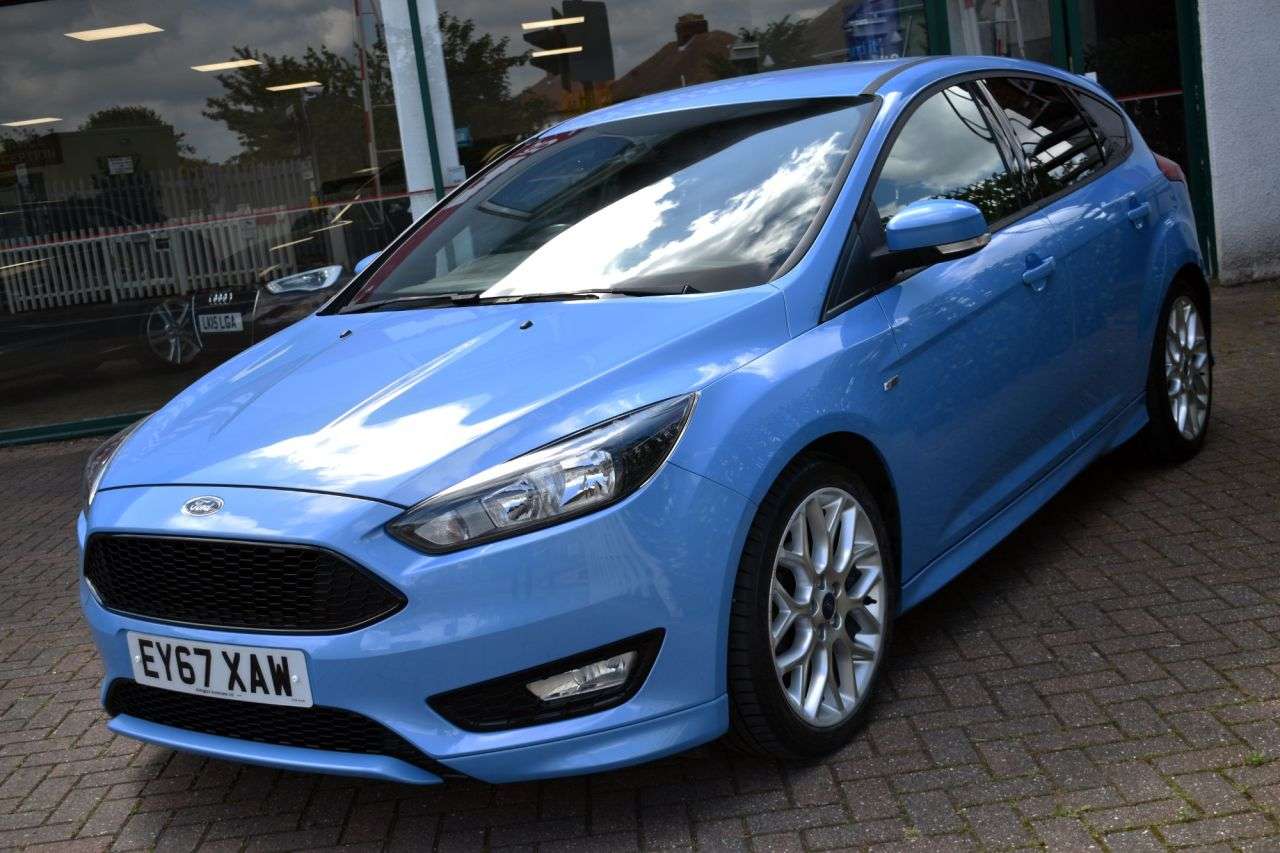 A 2017 FORD FOCUS 1.0T ST-LINE 5 DOOR 6-SPEED 138 BHP (EURO 6) Nav / Camera / Privacy A 2017 FORD FOCUS 1.0T ST-LINE 5 DOOR 6-SPEED 138 BHP (EURO 6) Nav / Camera / Privacy