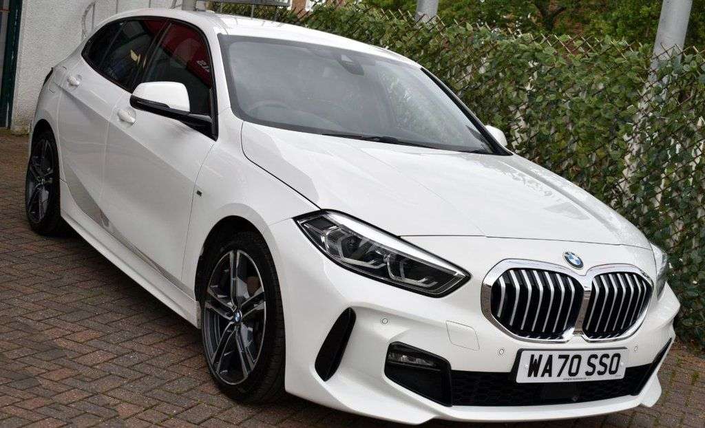 A 2020 BMW 1 SERIES 118i M-SPORT 5 DOOR 7-SPEED DCT AUTO 138 BHP (EURO 6) Navigation / Apple Ca A 2020 BMW 1 SERIES 118i M-SPORT 5 DOOR 7-SPEED DCT AUTO 138 BHP (EURO 6) Navigation / Apple Ca