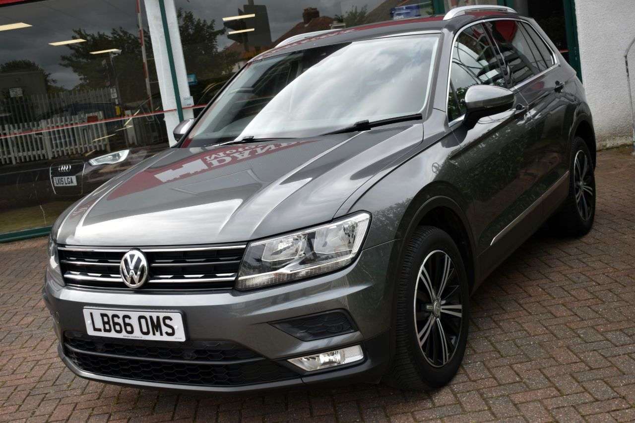 A 2016 VOLKSWAGEN TIGUAN 2.0TDi TECH SE NAV 5 DOOR 4-MOTION 6-SPEED 148 NHP (EURO 6) Full VW Service A 2016 VOLKSWAGEN TIGUAN 2.0TDi TECH SE NAV 5 DOOR 4-MOTION 6-SPEED 148 NHP (EURO 6) Full VW Service