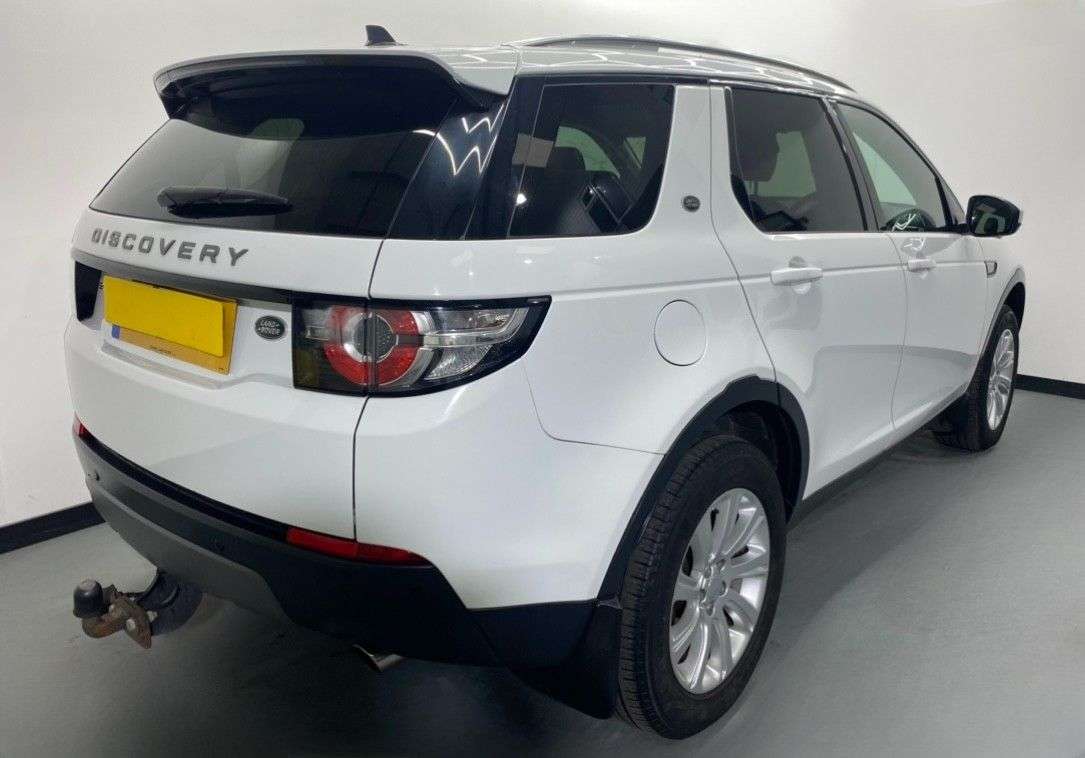 A 2016 LAND ROVER DISCOVERY SPORT 2.0 TD4 SE TECH 5d 180 BHP A 2016 LAND ROVER DISCOVERY SPORT 2.0 TD4 SE TECH 5d 180 BHP