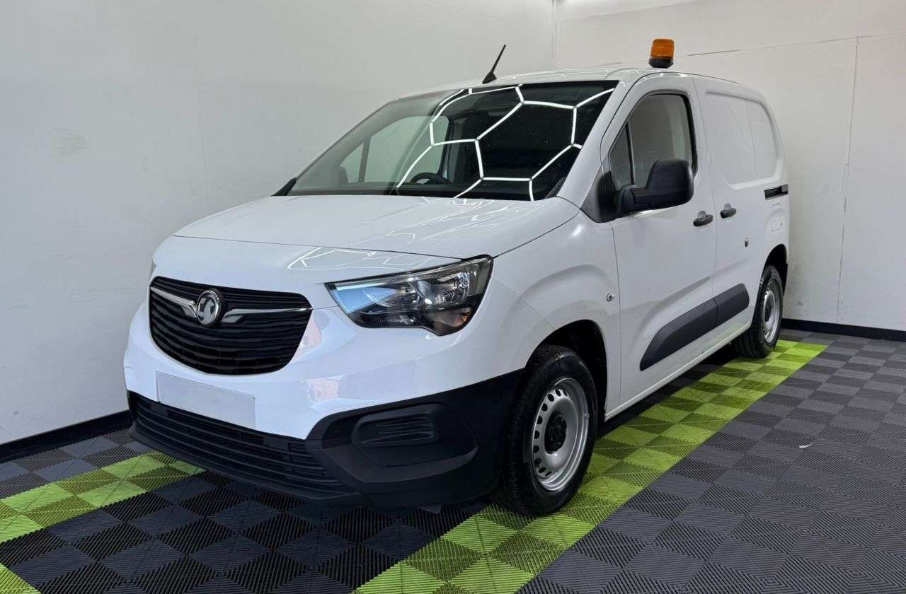 A 2019 VAUXHALL COMBO 1.6 Turbo D 2000 Edition Panel Van 4dr Diesel Manual L1 H1 Euro 6 (s/s) (10 A 2019 VAUXHALL COMBO 1.6 Turbo D 2000 Edition Panel Van 4dr Diesel Manual L1 H1 Euro 6 (s/s) (10