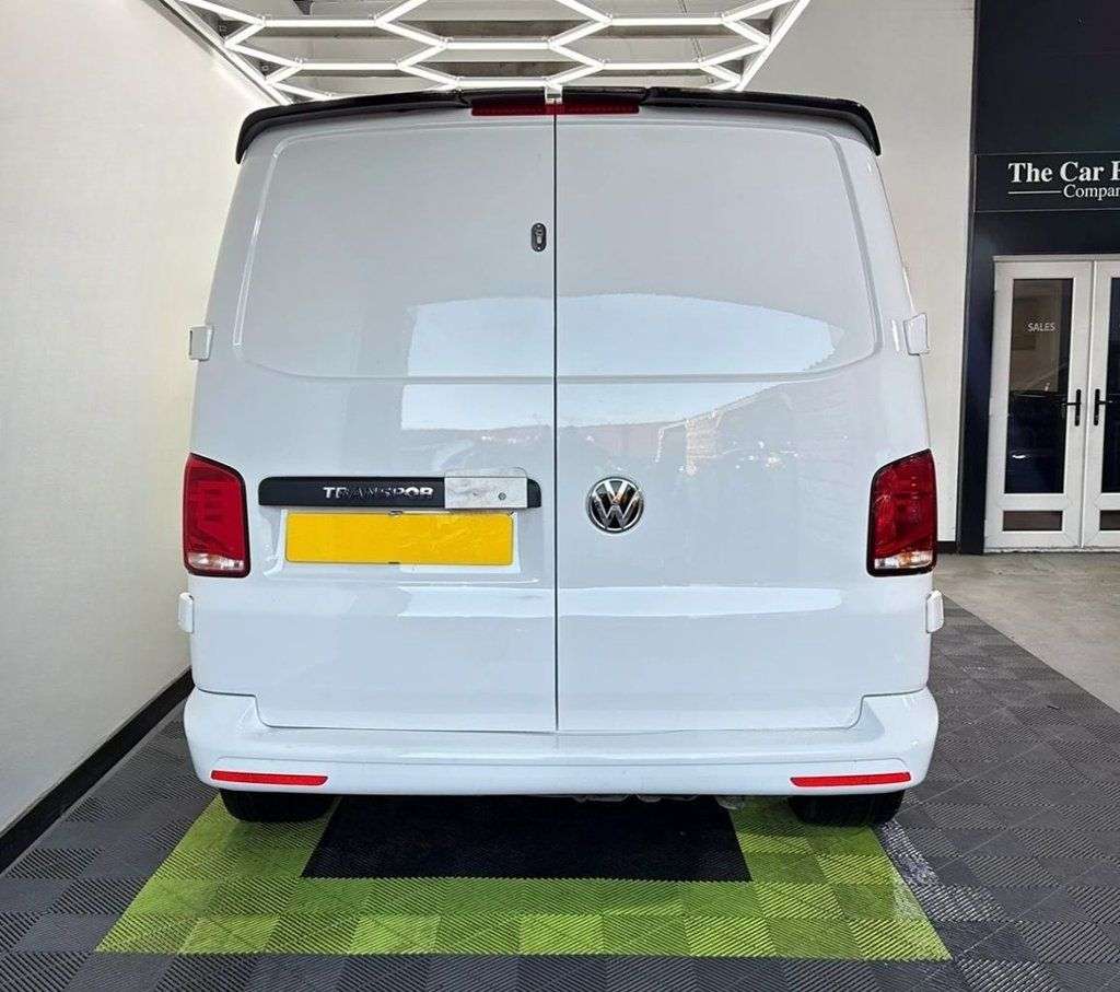 A 2021 VOLKSWAGEN TRANSPORTER 2.0 TDI T32 Startline Panel Van 5dr Diesel Manual FWD LWB Euro 6 (s/s) (110 A 2021 VOLKSWAGEN TRANSPORTER 2.0 TDI T32 Startline Panel Van 5dr Diesel Manual FWD LWB Euro 6 (s/s) (110