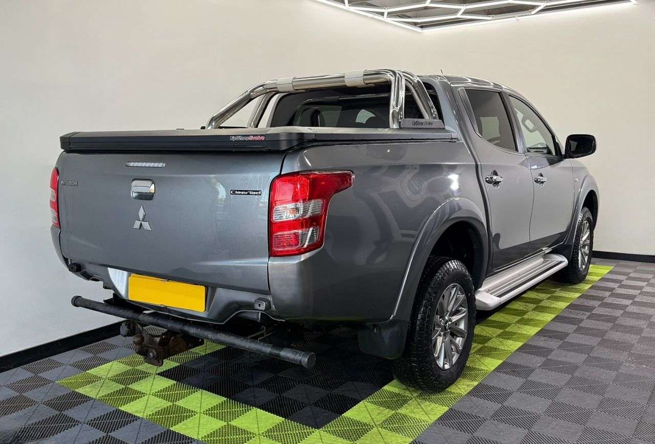 A 2018 MITSUBISHI L200 2.4 DI-D DC Titan Pickup Double Cab 4dr Diesel Manual 4WD Euro 6 (178 ps) A 2018 MITSUBISHI L200 2.4 DI-D DC Titan Pickup Double Cab 4dr Diesel Manual 4WD Euro 6 (178 ps)