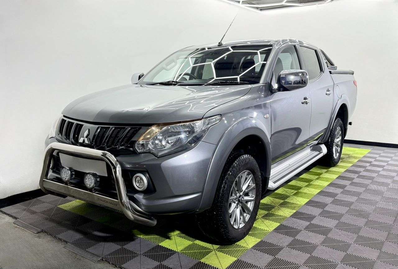 A 2018 MITSUBISHI L200 2.4 DI-D DC Titan Pickup Double Cab 4dr Diesel Manual 4WD Euro 6 (178 ps) A 2018 MITSUBISHI L200 2.4 DI-D DC Titan Pickup Double Cab 4dr Diesel Manual 4WD Euro 6 (178 ps)