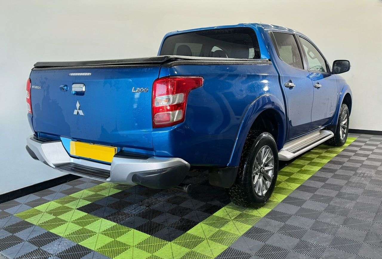 A 2018 MITSUBISHI L200 2.4 DI-D DC Warrior Pickup Double Cab 4dr Diesel Manual 4WD Euro 6 (178 ps) A 2018 MITSUBISHI L200 2.4 DI-D DC Warrior Pickup Double Cab 4dr Diesel Manual 4WD Euro 6 (178 ps)
