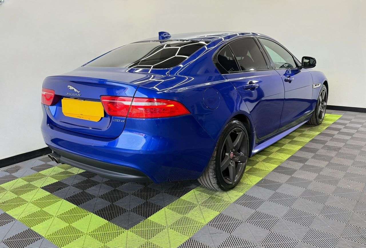 A 2017 JAGUAR XE 2.0d R-Sport Saloon 4dr Diesel Auto Euro 6 (s/s) (180 ps) A 2017 JAGUAR XE 2.0d R-Sport Saloon 4dr Diesel Auto Euro 6 (s/s) (180 ps)