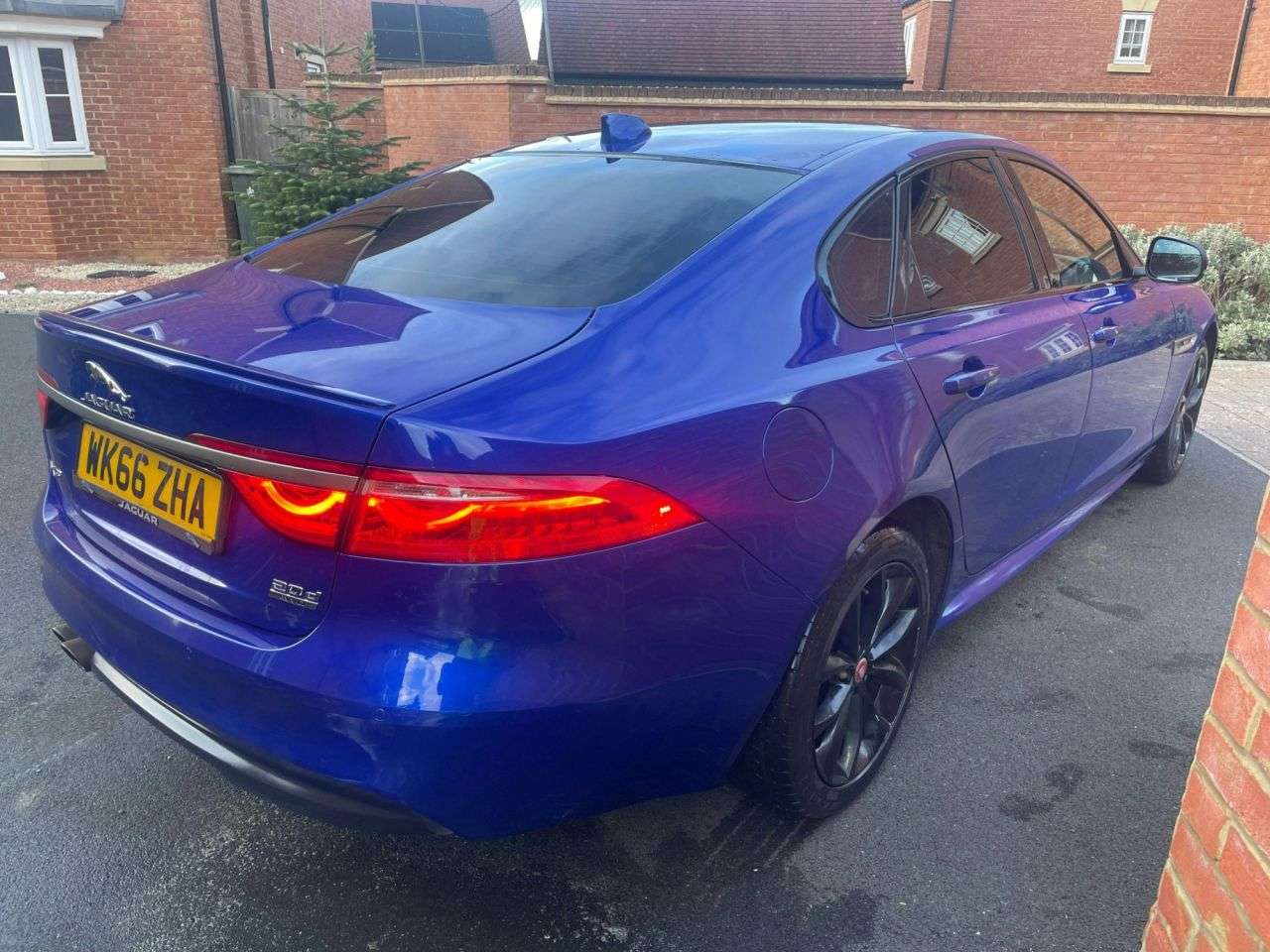 A 2016 JAGUAR XF 2.0d R-Sport Saloon 4dr Diesel Auto AWD Euro 6 (s/s) (180 ps) A 2016 JAGUAR XF 2.0d R-Sport Saloon 4dr Diesel Auto AWD Euro 6 (s/s) (180 ps)