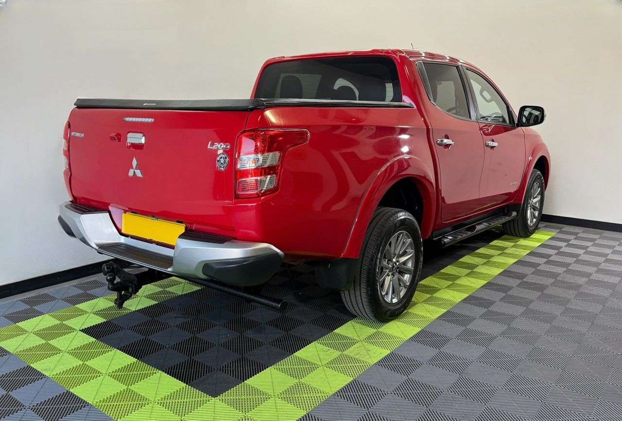 A 2016 MITSUBISHI L200 2.4 DI-D DC Warrior Pickup Double Cab 4dr Diesel Manual 4WD Euro 6 (178 ps) A 2016 MITSUBISHI L200 2.4 DI-D DC Warrior Pickup Double Cab 4dr Diesel Manual 4WD Euro 6 (178 ps)