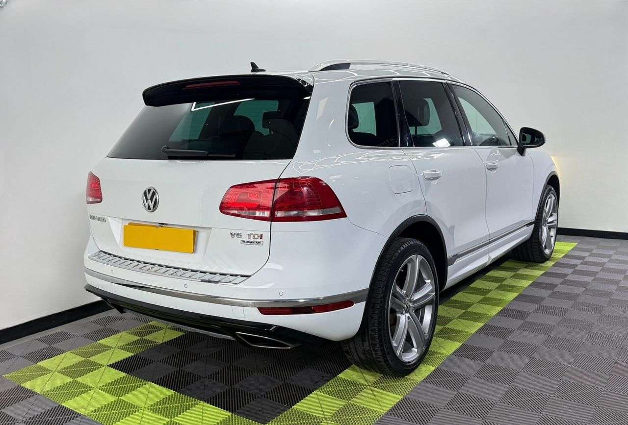 A 2017 VOLKSWAGEN TOUAREG 3.0 TDI V6 BlueMotion Tech R-Line Plus SUV 5dr Diesel Tiptronic 4WD Euro 6 A 2017 VOLKSWAGEN TOUAREG 3.0 TDI V6 BlueMotion Tech R-Line Plus SUV 5dr Diesel Tiptronic 4WD Euro 6