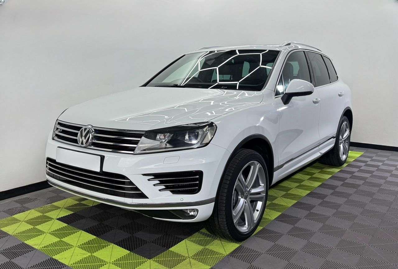 A 2017 VOLKSWAGEN TOUAREG 3.0 TDI V6 BlueMotion Tech R-Line Plus SUV 5dr Diesel Tiptronic 4WD Euro 6 A 2017 VOLKSWAGEN TOUAREG 3.0 TDI V6 BlueMotion Tech R-Line Plus SUV 5dr Diesel Tiptronic 4WD Euro 6
