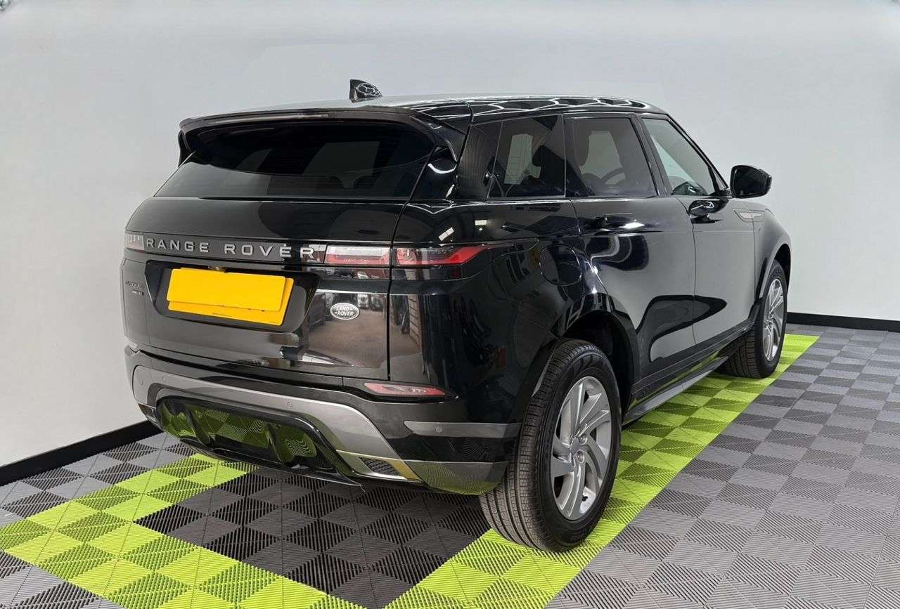 A 2019 LAND ROVER RANGE ROVER EVOQUE R-DYNAMIC S A 2019 LAND ROVER RANGE ROVER EVOQUE R-DYNAMIC S