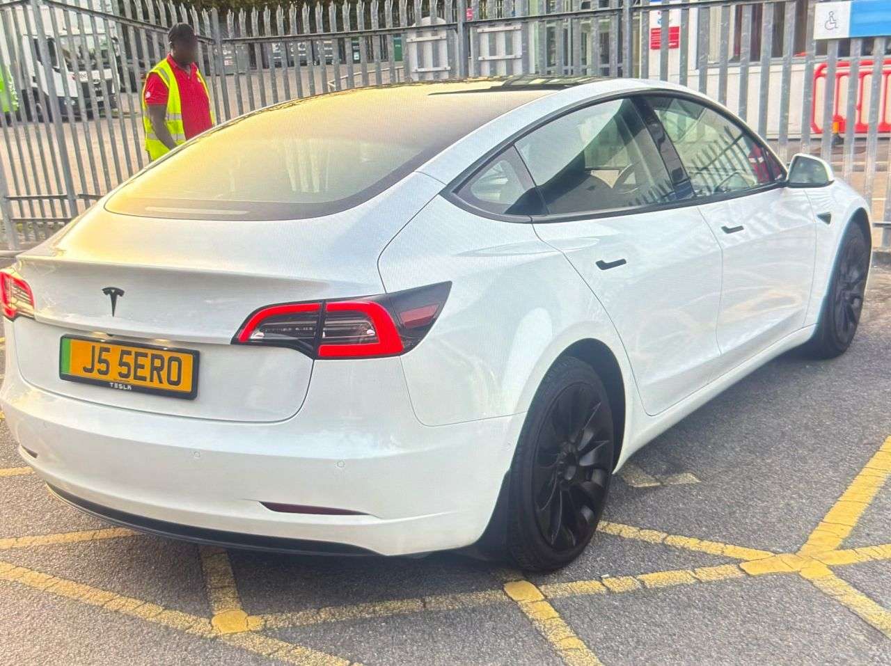 A 2021 TESLA MODEL 3 Standard Range Plus Saloon 4dr Electric Auto RWD (241 bhp) A 2021 TESLA MODEL 3 Standard Range Plus Saloon 4dr Electric Auto RWD (241 bhp)