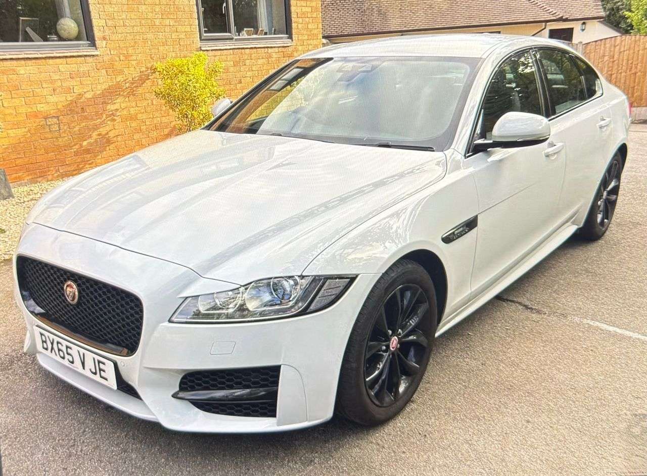 A 2015 JAGUAR XF 2.0d R-Sport Saloon 4dr Diesel Auto Euro 6 (s/s) (180 ps) Saloon A 2015 JAGUAR XF 2.0d R-Sport Saloon 4dr Diesel Auto Euro 6 (s/s) (180 ps) Saloon