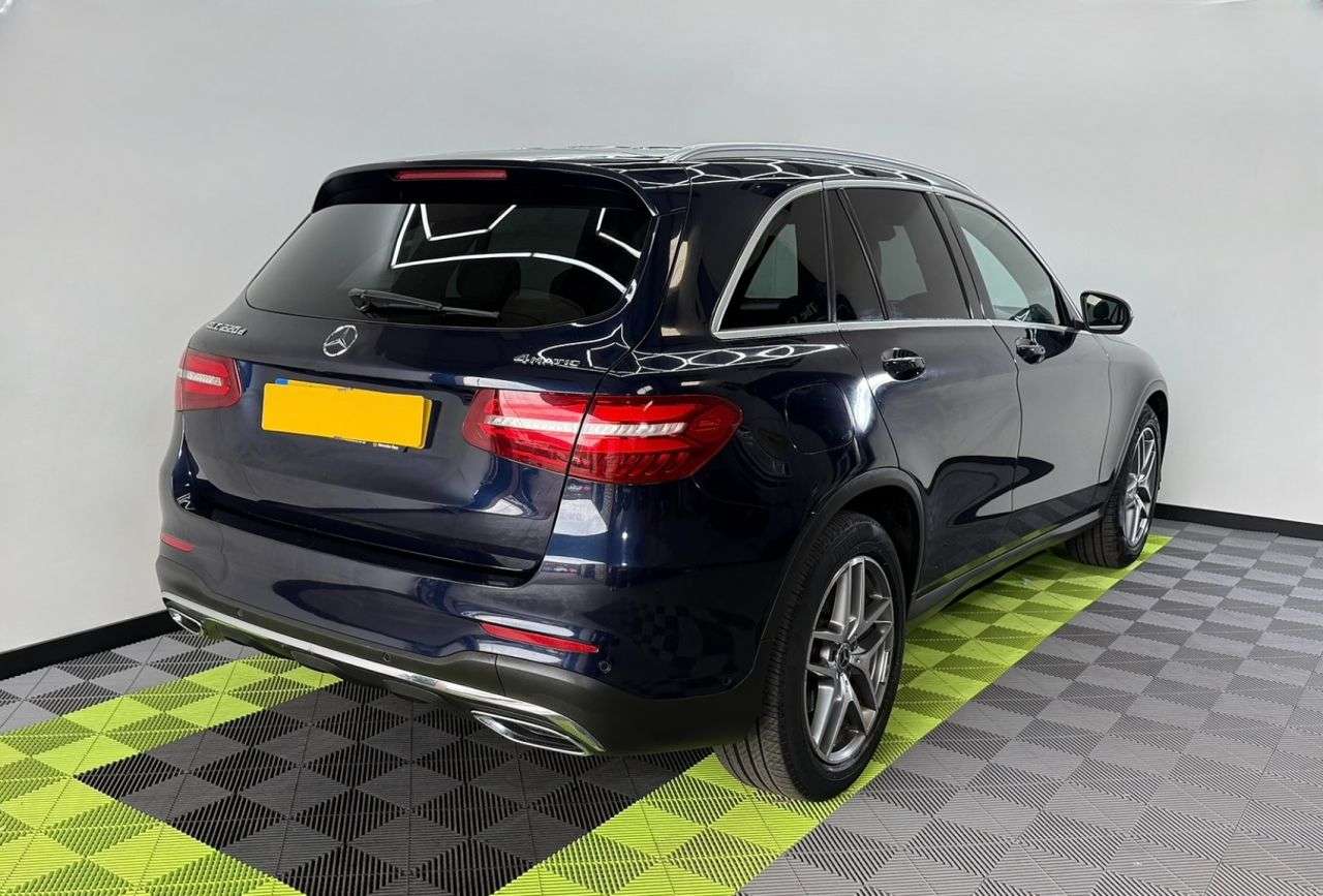 A 2018 MERCEDES GLC-CLASS GLC 220 D 4MATIC AMG LINE A 2018 MERCEDES GLC-CLASS GLC 220 D 4MATIC AMG LINE