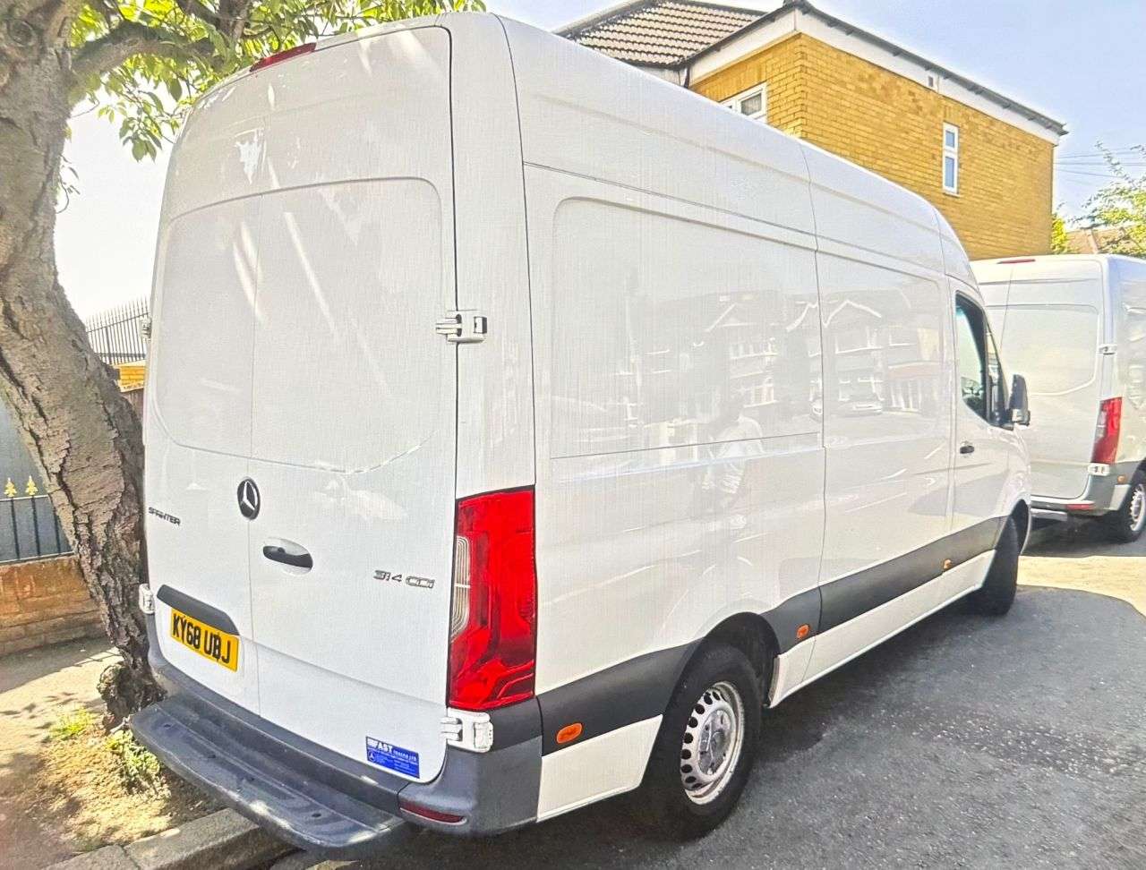 A 2018 MERCEDES-BENZ SPRINTER 2.1 314 CDI Panel Van 5dr Diesel Manual RWD L2 H2 Euro 6 (143 ps) A 2018 MERCEDES-BENZ SPRINTER 2.1 314 CDI Panel Van 5dr Diesel Manual RWD L2 H2 Euro 6 (143 ps)