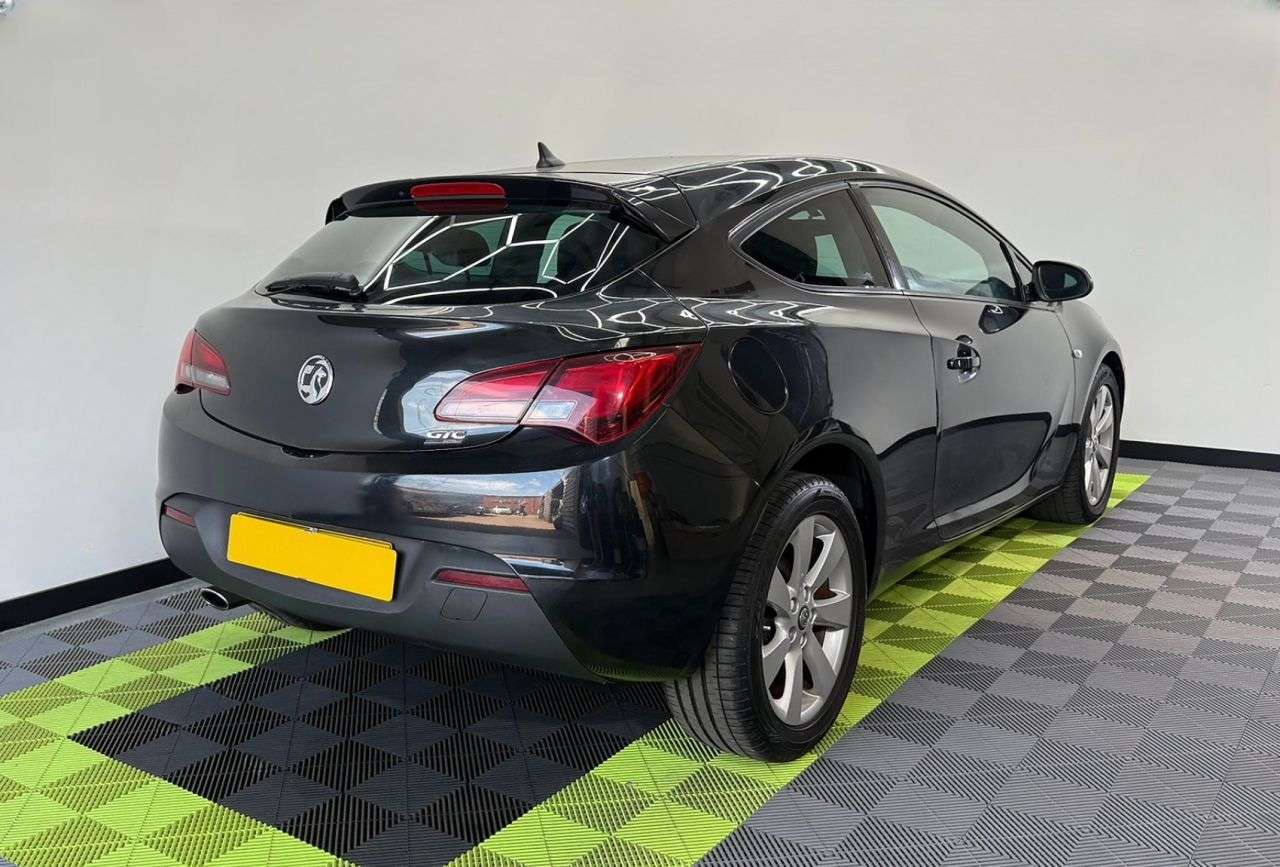 A 2015 VAUXHALL ASTRA GTC 2.0 CDTi Sport Coupe 3dr Diesel Manual Euro 5 (s/s) (165 ps) A 2015 VAUXHALL ASTRA GTC 2.0 CDTi Sport Coupe 3dr Diesel Manual Euro 5 (s/s) (165 ps)