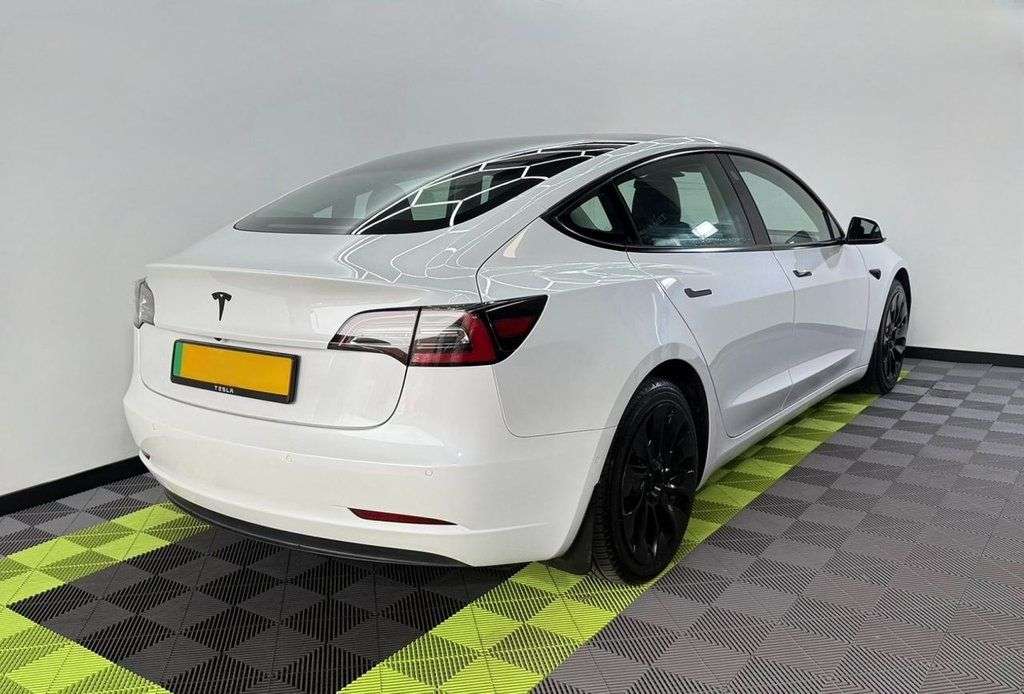 A 2021 TESLA MODEL 3 Standard Range Plus Saloon 4dr Electric Auto RWD (241 bhp) A 2021 TESLA MODEL 3 Standard Range Plus Saloon 4dr Electric Auto RWD (241 bhp)
