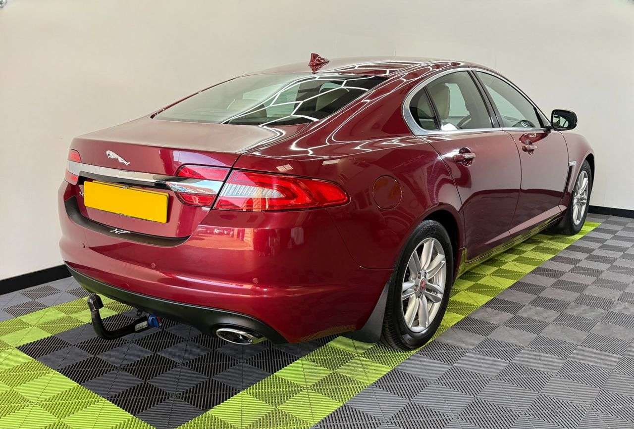 A 2014 JAGUAR XF 2.2d Luxury Saloon 4dr Diesel Auto Euro 5 (s/s) (200 ps) A 2014 JAGUAR XF 2.2d Luxury Saloon 4dr Diesel Auto Euro 5 (s/s) (200 ps)
