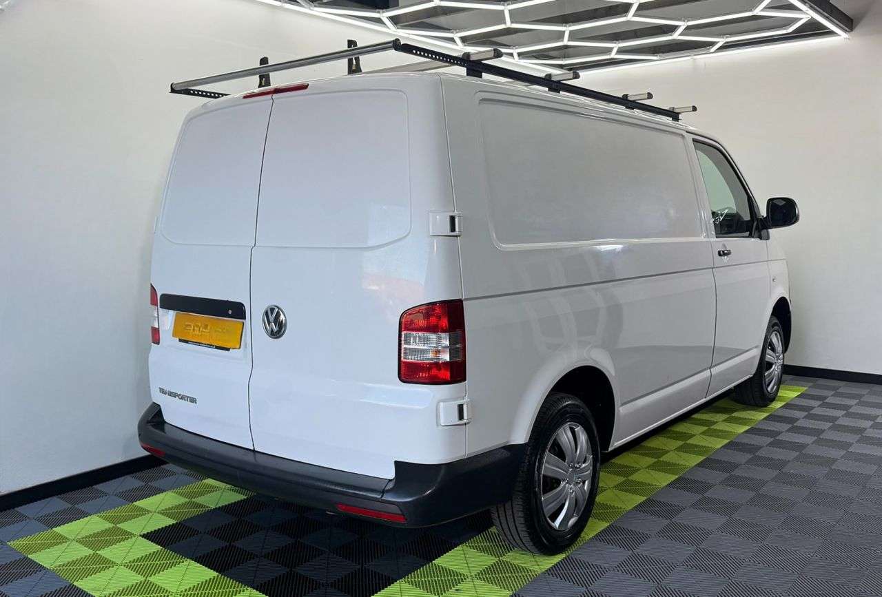 A 2015 VOLKSWAGEN TRANSPORTER 2.0 TDI T30 Startline Panel Van 4dr Diesel Manual L1 H1 (198 g/km, 101 bhp) A 2015 VOLKSWAGEN TRANSPORTER 2.0 TDI T30 Startline Panel Van 4dr Diesel Manual L1 H1 (198 g/km, 101 bhp)