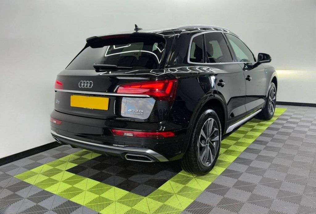 A 2021 AUDI Q5 2.0 TDI 40 S line SUV 5dr Diesel S Tronic quattro Euro 6 (s/s) (204 ps) A 2021 AUDI Q5 2.0 TDI 40 S line SUV 5dr Diesel S Tronic quattro Euro 6 (s/s) (204 ps)
