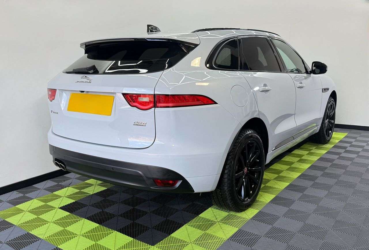 A 2019 JAGUAR F-PACE 2.0 D180 Chequered Flag SUV 5dr Diesel Auto AWD Euro 6 (s/s) (180 ps) A 2019 JAGUAR F-PACE 2.0 D180 Chequered Flag SUV 5dr Diesel Auto AWD Euro 6 (s/s) (180 ps)