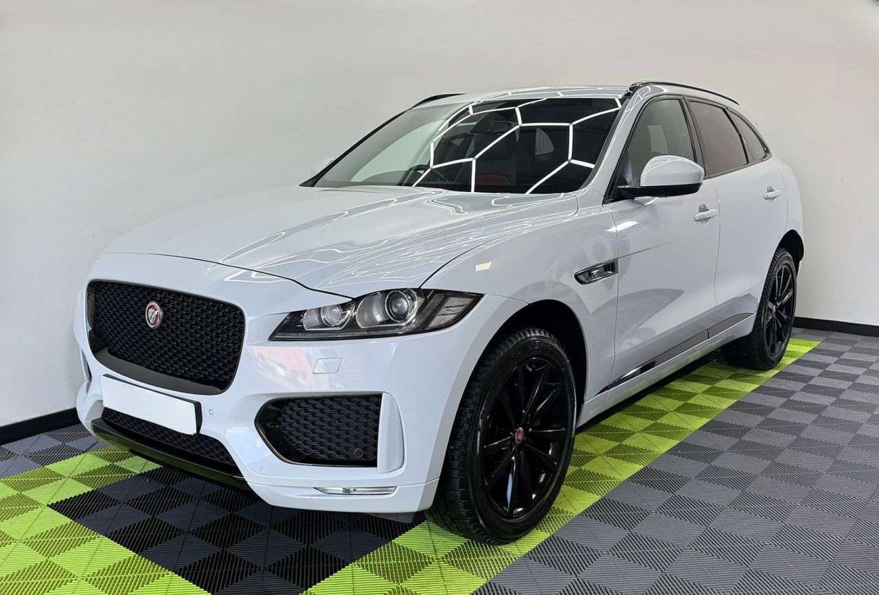 A 2019 JAGUAR F-PACE 2.0 D180 Chequered Flag SUV 5dr Diesel Auto AWD Euro 6 (s/s) (180 ps) A 2019 JAGUAR F-PACE 2.0 D180 Chequered Flag SUV 5dr Diesel Auto AWD Euro 6 (s/s) (180 ps)