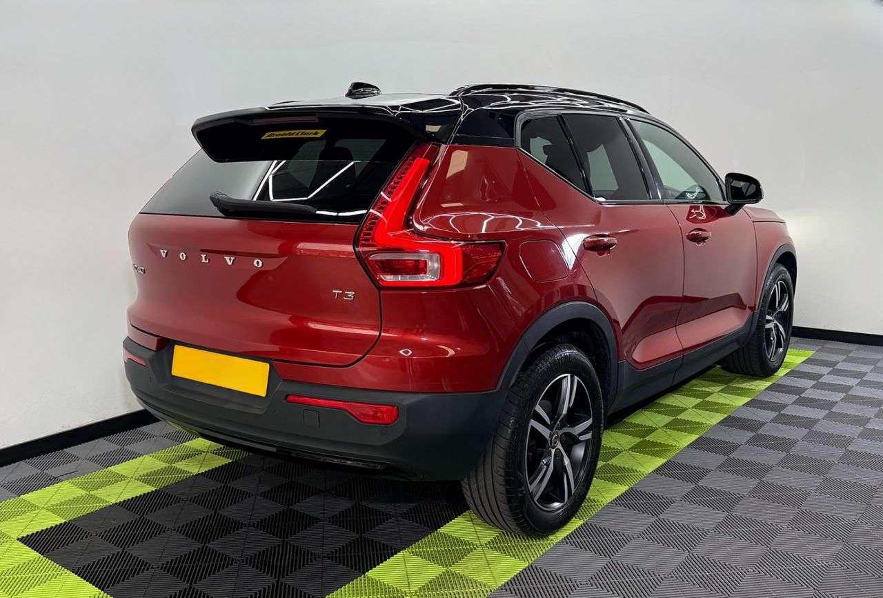 A 2021 VOLVO XC40 1.5 T3 R-Design SUV 5dr Petrol Manual Euro 6 (s/s) (163 ps) A 2021 VOLVO XC40 1.5 T3 R-Design SUV 5dr Petrol Manual Euro 6 (s/s) (163 ps)