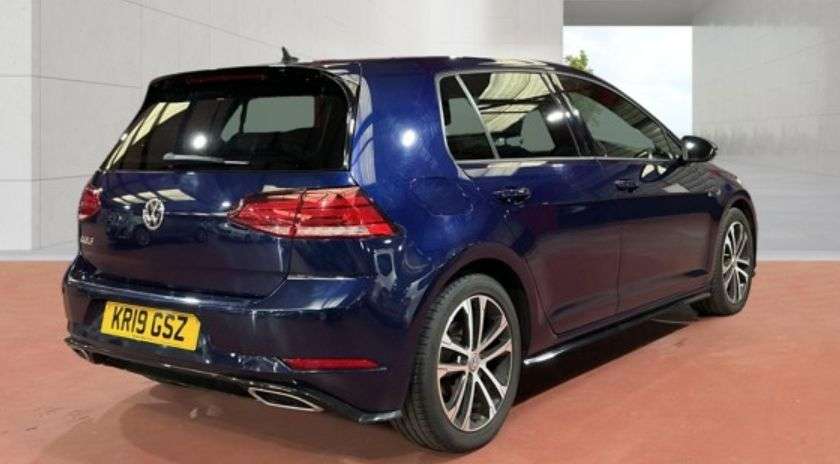 A 2019 VOLKSWAGEN GOLF 2.0 TDI R-Line Hatchback 5dr Diesel DSG Euro 6 (s/s) (150 ps) A 2019 VOLKSWAGEN GOLF 2.0 TDI R-Line Hatchback 5dr Diesel DSG Euro 6 (s/s) (150 ps)