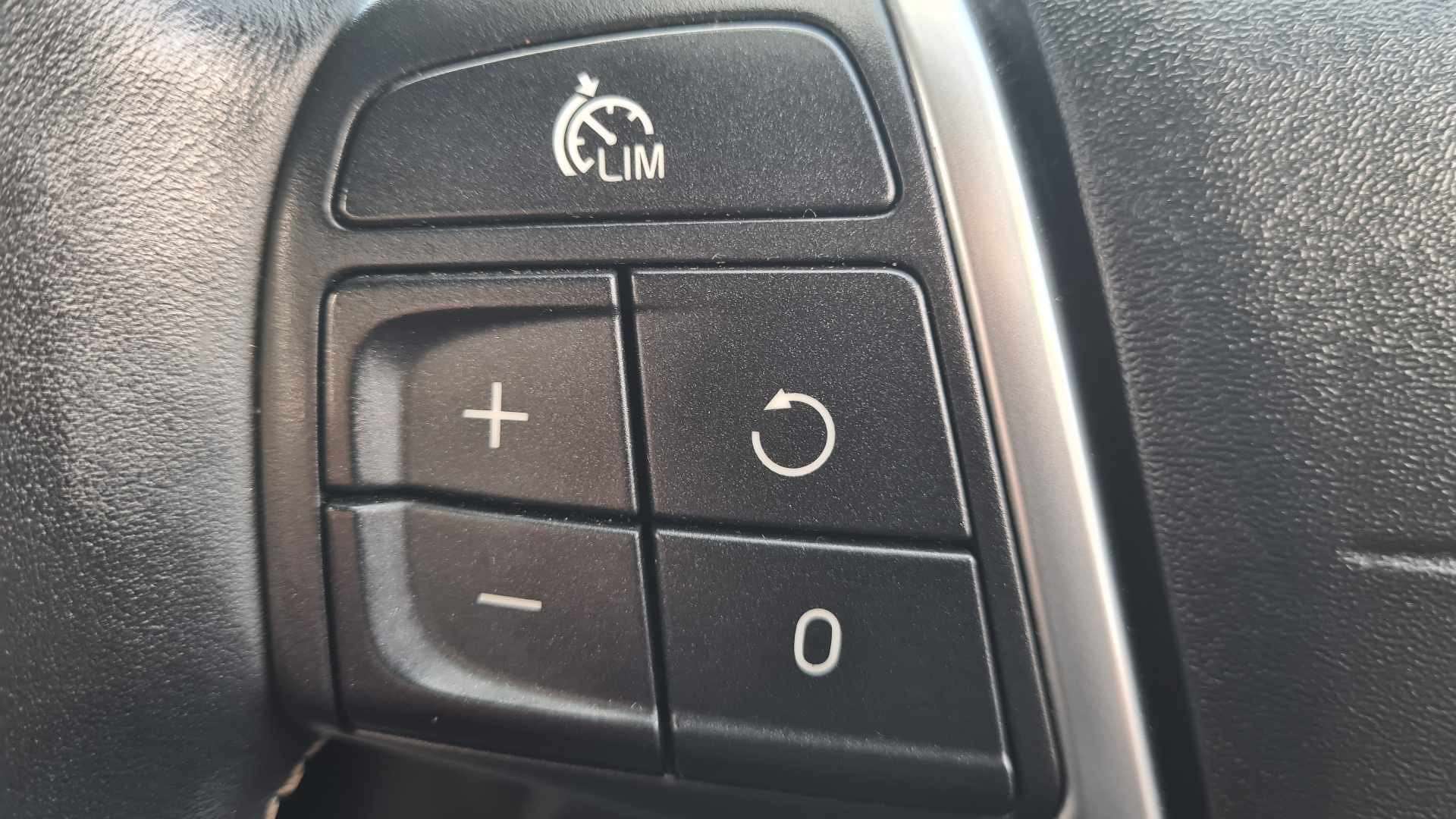 2015 VOLVO V40 2015 VOLVO V40