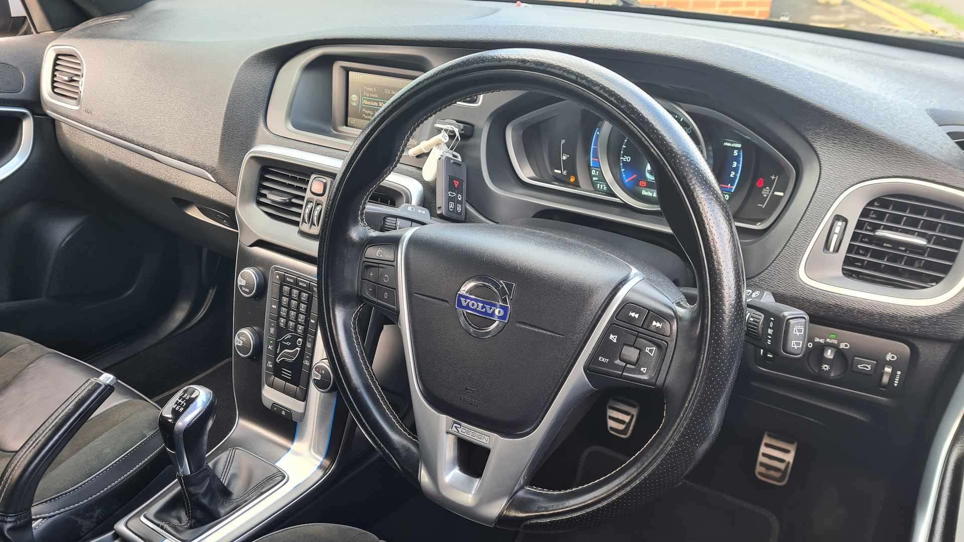 2015 VOLVO V40 2015 VOLVO V40