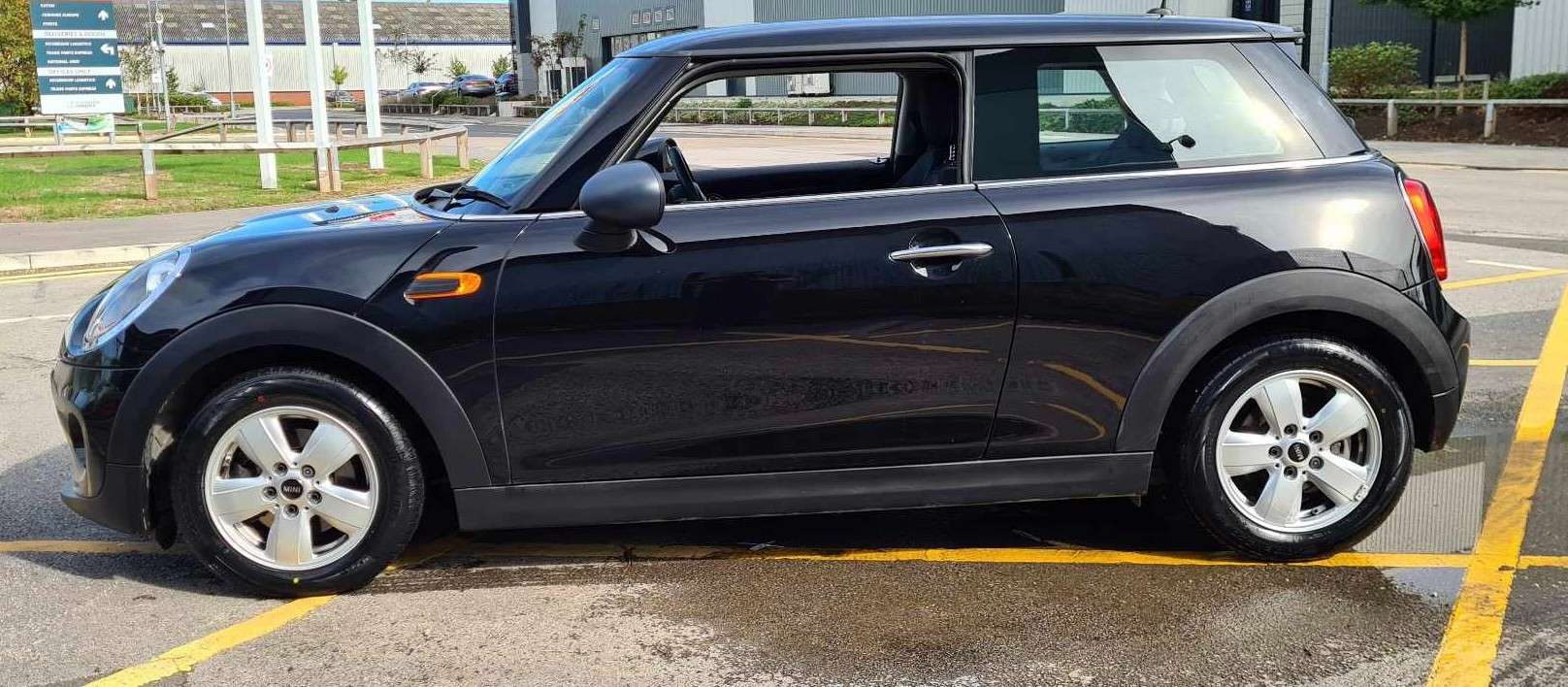 A 2017 MINI MINI COOPER A 2017 MINI MINI COOPER