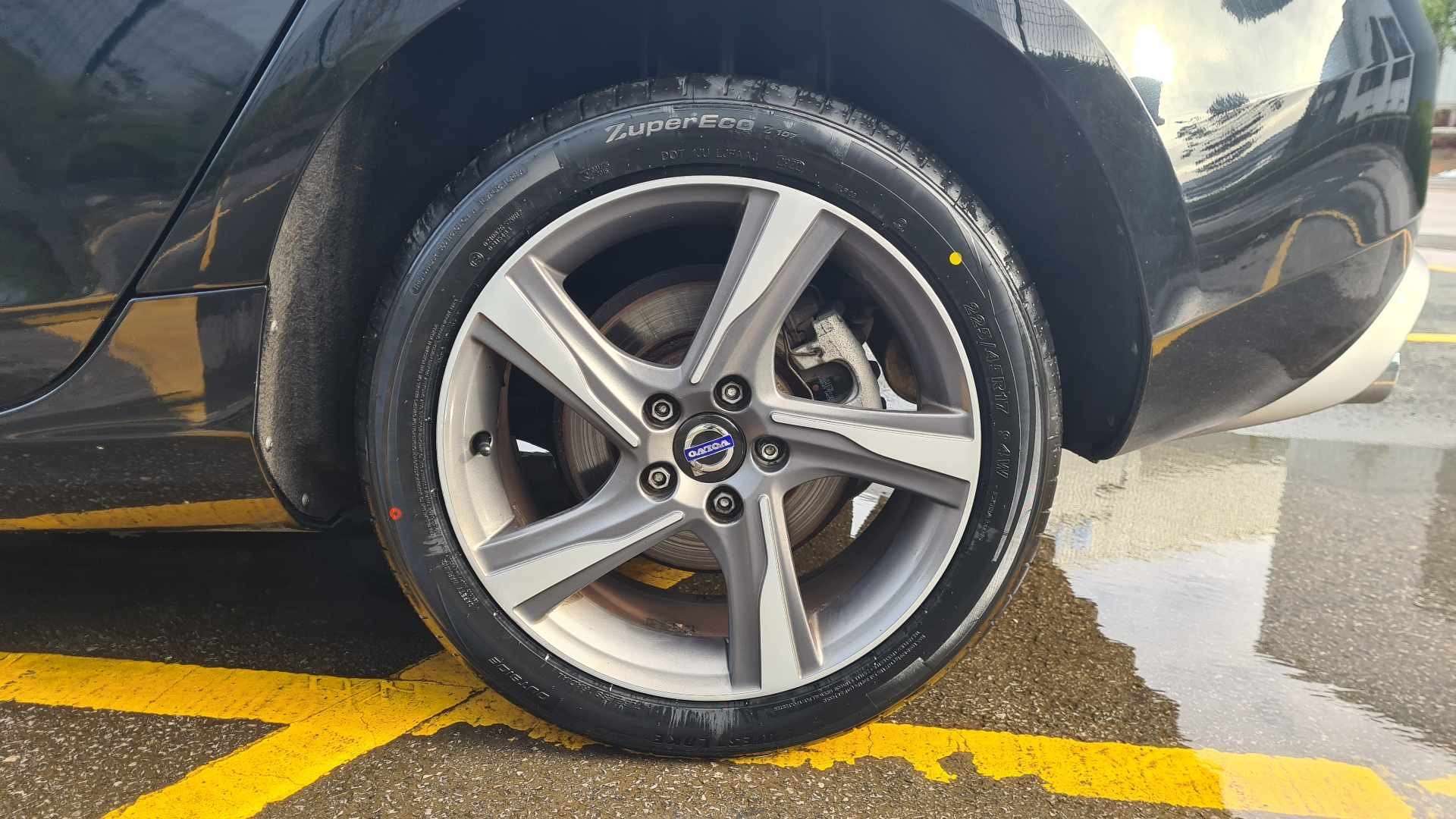 2015 VOLVO V40 2015 VOLVO V40