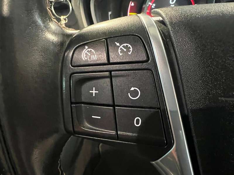 2017 VOLVO V40 2017 VOLVO V40