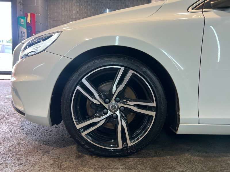 2017 VOLVO V40 2017 VOLVO V40