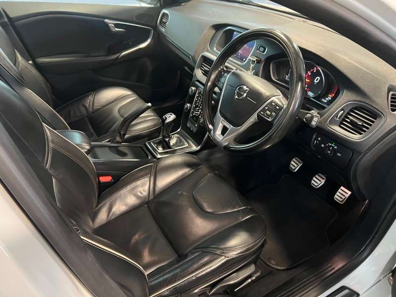 2017 VOLVO V40 2017 VOLVO V40