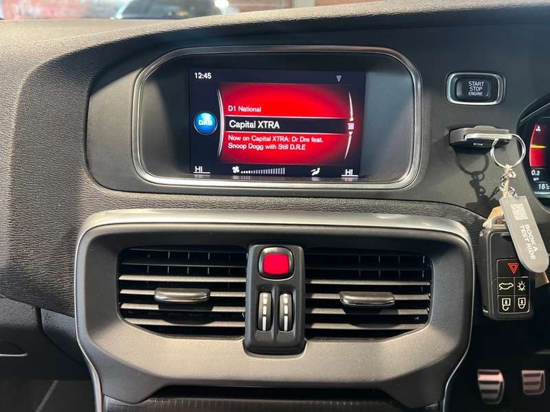 2017 VOLVO V40 2017 VOLVO V40