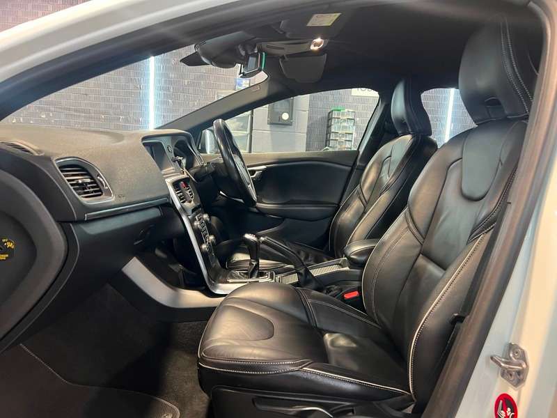 2017 VOLVO V40 2017 VOLVO V40