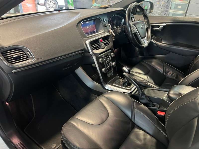 2017 VOLVO V40 2017 VOLVO V40