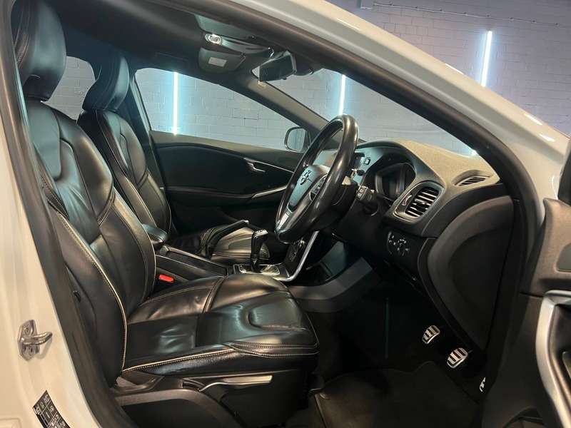 2017 VOLVO V40 2017 VOLVO V40