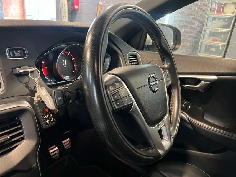 2017 VOLVO V40 2017 VOLVO V40