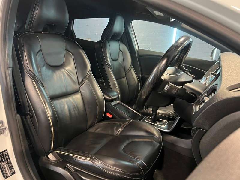 2017 VOLVO V40 2017 VOLVO V40